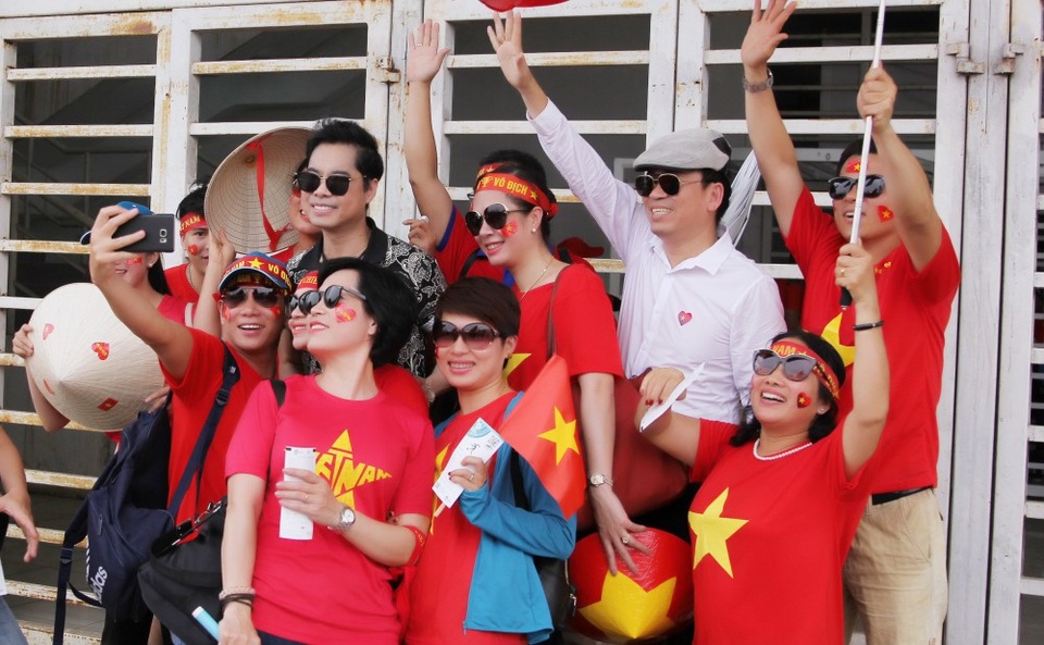 Ngọc Sơn và học trò giữ lời hứa thưởng nóng 250 triệu cho Olympic Việt Nam - 5 Bản thân Michael Lang sở dĩ gác lại tất cả công việc, show diễn để sang tận Indonesia cổ vũ cho Olympic Việt Nam là vì những gì mà các cầu thủ thể hiện trong suốt thời gian qua đã thực sự khiến anh xúc động. Michael cảm thấy, đến giờ phút này, tất cả mọi người không chỉ đang đơn thuần cổ vũ một môn thể thao mà đang thực sự gắn kết bằng trái tim. Không phải chúng ta kỳ vọng vào hơn thua, mà đang gửi gắm niềm tin vào một thế hệ vàng thực sự chiến đấu vì màu cờ sắc áo.