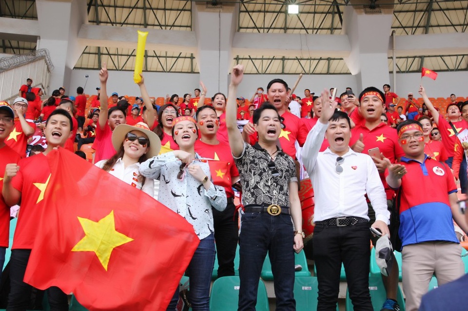 Ngọc Sơn và học trò giữ lời hứa thưởng nóng 250 triệu cho Olympic Việt Nam - 2 Hiện mặc dù cả hai thầy trò rất buồn trước kết quả của trận đấu nhưng vẫn tràn đầy niềm tự hào về các chàng trai Olympic Việt Nam.