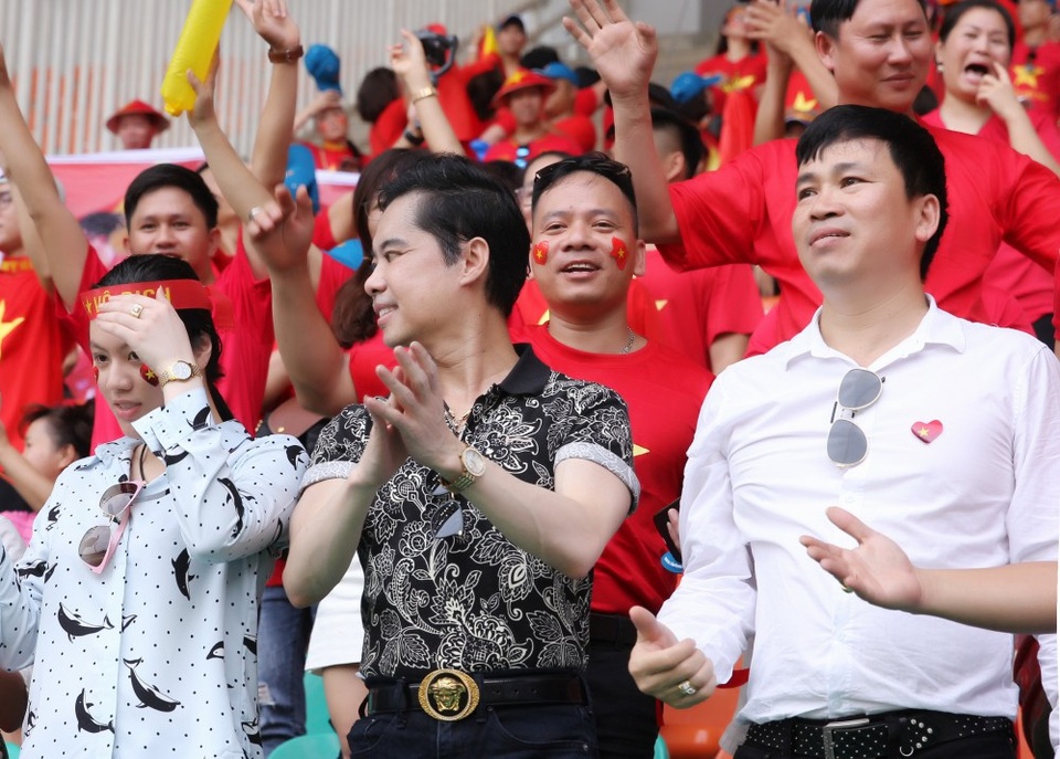 Ngọc Sơn và học trò giữ lời hứa thưởng nóng 250 triệu cho Olympic Việt Nam - 9 Ngày hôm nay, Ngọc Sơn đứng giữa biển đỏ của cổ động viên Việt, tôi thấy mình thật nhỏ bé nhưng cũng thật lớn lao. Sức mạnh của cộng đồng tiếp sức cho các chàng trai Olympic Việt Nam, và sự nỗ lực hết mình trên sân của họ là lời hồi đáp tuyệt vời nhất dành cho những yêu thương ấy - Ngọc Sơn xúc động chia sẻ.