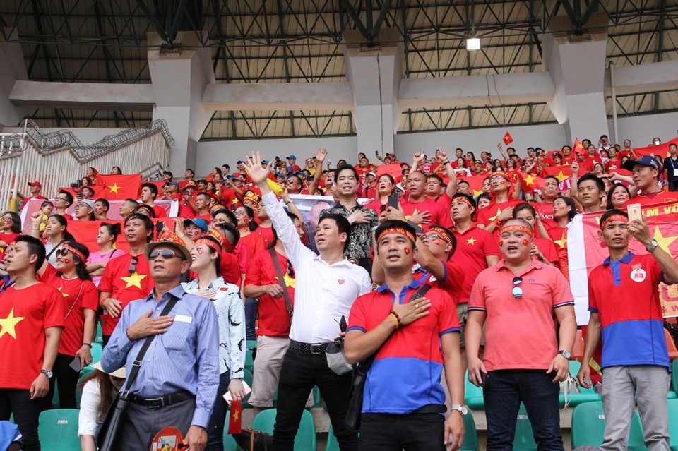 Ngọc Sơn và học trò giữ lời hứa thưởng nóng 250 triệu cho Olympic Việt Nam - 6 Ngày hôm nay, dù cho Olympic Việt Nam không giành được huy chương thì tin rằng tình yêu của người hâm mộ vẫn vậy, vẫn là luôn là hậu phương vững chắc của họ mỗi dịp thi đấu. Đơn giản vì tất cả đã chiến đấu hết mình trên sân bóng, bằng tất cả nhiệt huyết và tình yêu của mình, mong mang về vinh quang cho Tổ quốc, niềm vui cho người hâm mộ quê nhà. Chỉ với những điều đó, thứ quý giá nhất mà người hâm mộ Việt có được trong ngày hôm nay đã là chính bản thân đội tuyển Olympic Việt Nam, chứ không phải tâm HCĐ mà họ vừa giành được - Michael Lang tâm sự.
