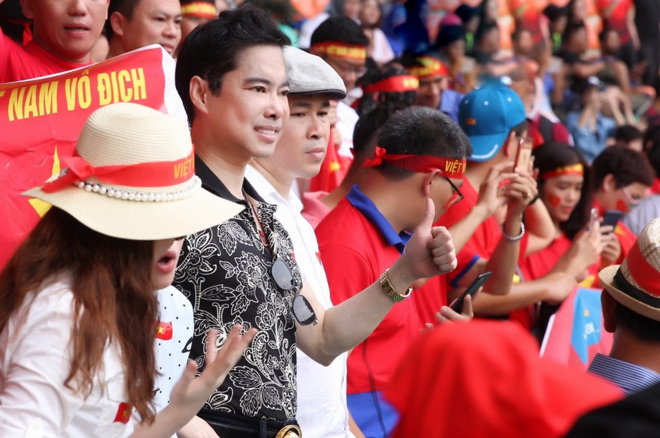 Ngọc Sơn và học trò giữ lời hứa thưởng nóng 250 triệu cho Olympic Việt Nam - 3 Đúng như lời hứa trước khi trận đấu diễn ra, dù cho Olympic Việt Nam không giành được HCĐ nhưng Ngọc Sơn và Michael Lang vẫn sẽ gửi tặng đội tuyển 250 triệu đồng cho 4 bàn thắng mà các cầu thủ ghi được, kể cả những quả penalty. Số tiền này sẽ được Ngọc Sơn và Michael Lang trực tiếp chuyển đến đội tuyển Olympic Việt Nam.
