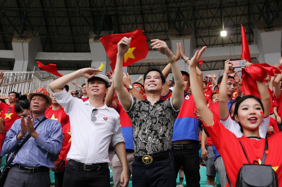 Ngọc Sơn và học trò giữ lời hứa thưởng nóng 250 triệu cho Olympic Việt Nam - 1 Ngọc Sơn cùng học trò Michael Lang đã trải qua những phút giây cực kỳ cảm xúc trên khán đài sân Pakansari (Indonesia) khi chứng kiến Olympic Việt Nam thi đấu tranh Huy chương Đồng (HCĐ) ASIAD 2018 với Olympic UAE.