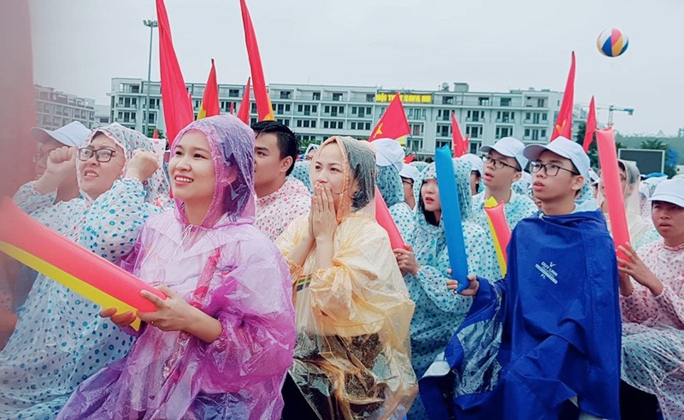 
Các CĐV đầu cầu Quảng Ninh có chút lo lắng khi Hoàng Cường thi dưới sức ở phần thi Khởi động.
