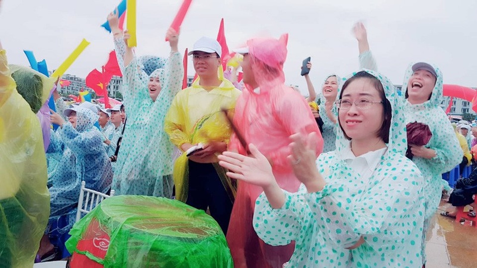 
Điểm cầu Quảng Ninh phấn khích khi Hoàng Cường liên tục giành điểm ở vòng 3.
