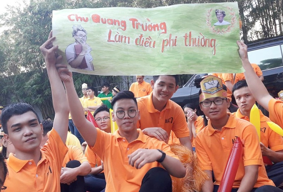 
Những CĐV tại điểm cầu TPHCM giương cao băng rôn Chu Quang Trường làm điều phi thường.
