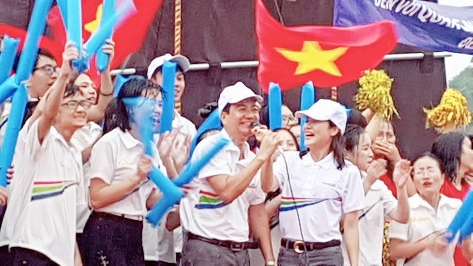 
Niềm vui trong mưa của CĐV đầu cầu Quảng Ninh khi biết Hoàng Cường tiến sát tới chiến thắng.
