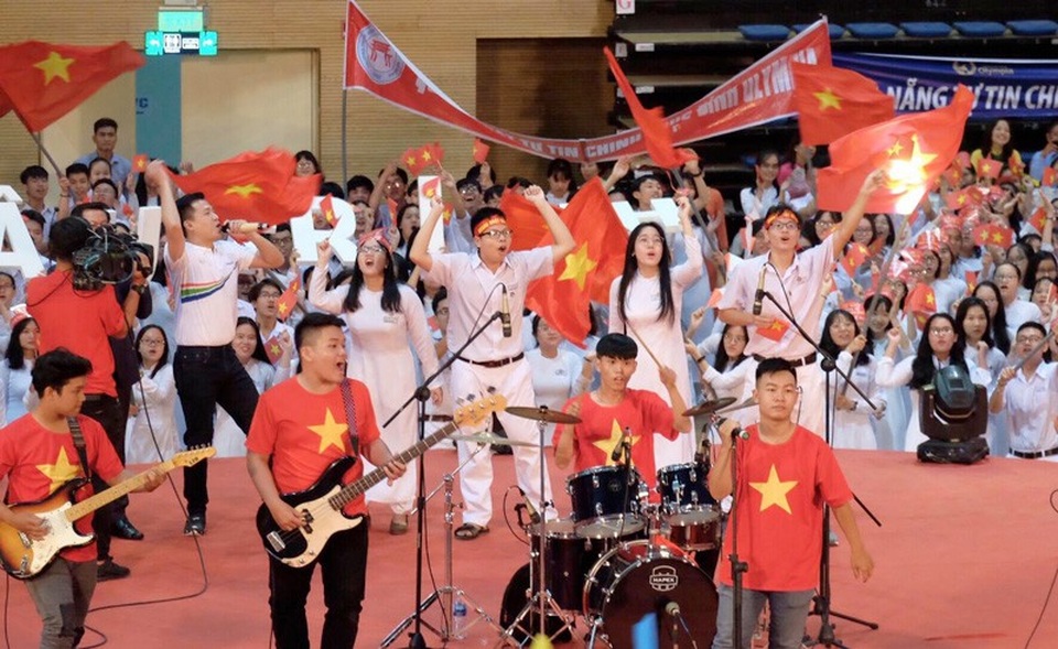 
Bầu không khí nóng bỏng từ đầu cầu Đà Nẵng
