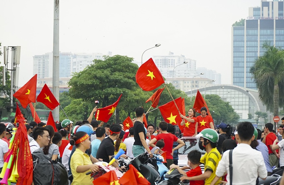 Olympic Việt Nam cảm ơn người hâm mộ trong lễ vinh danh tại Mỹ Đình - 35
Người hâm mộ háo hức gặp gỡ các tuyển thủ sau chiến tích vào bán kết Asiad 2018