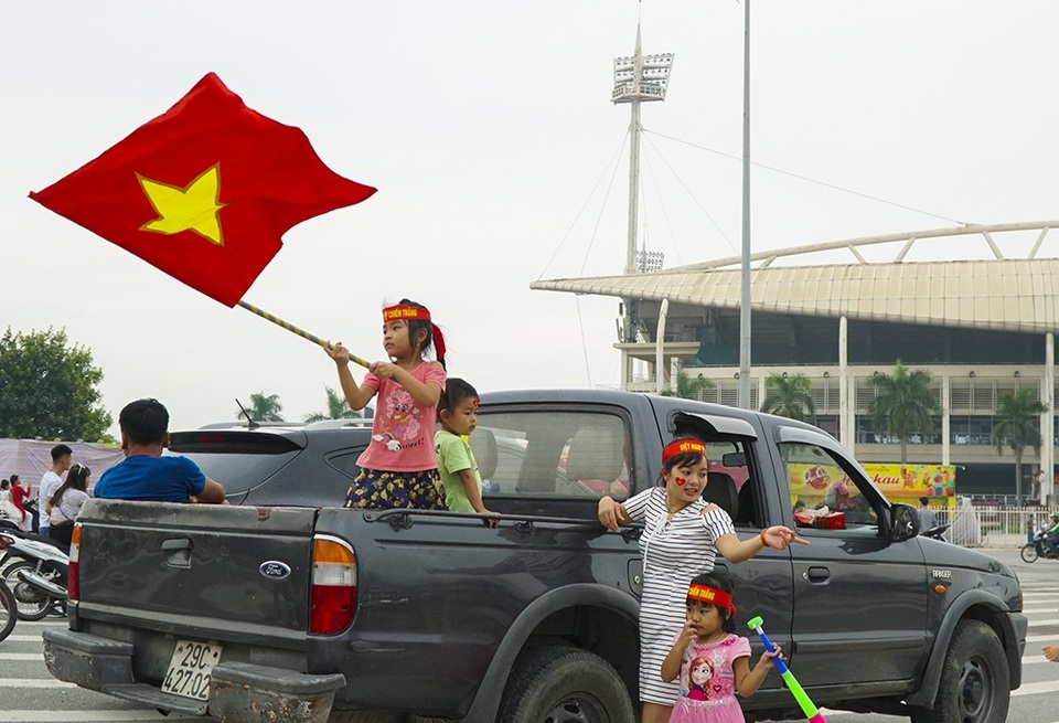 Olympic Việt Nam cảm ơn người hâm mộ trong lễ vinh danh tại Mỹ Đình - 32 Olympic Việt Nam cảm ơn người hâm mộ trong lễ vinh danh tại Mỹ Đình - 32