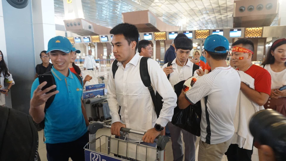 Olympic Việt Nam rời Indonesia, lên chuyên cơ về nước - 33
Các cầu thủ Olympic Việt Nam sẽ về Việt Nam vào lúc 12h30 hôm nay - Ảnh: Nguyễn Dương