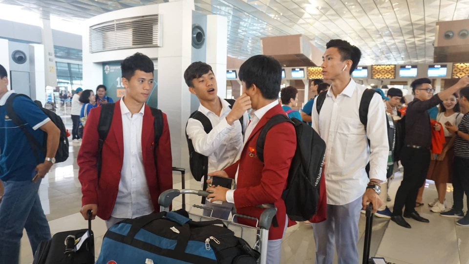 Olympic Việt Nam rời Indonesia, lên chuyên cơ về nước - 31
Các cầu thủ Olympic Việt Nam trầm ngâm ở sân bay - Ảnh: Nguyễn Dương