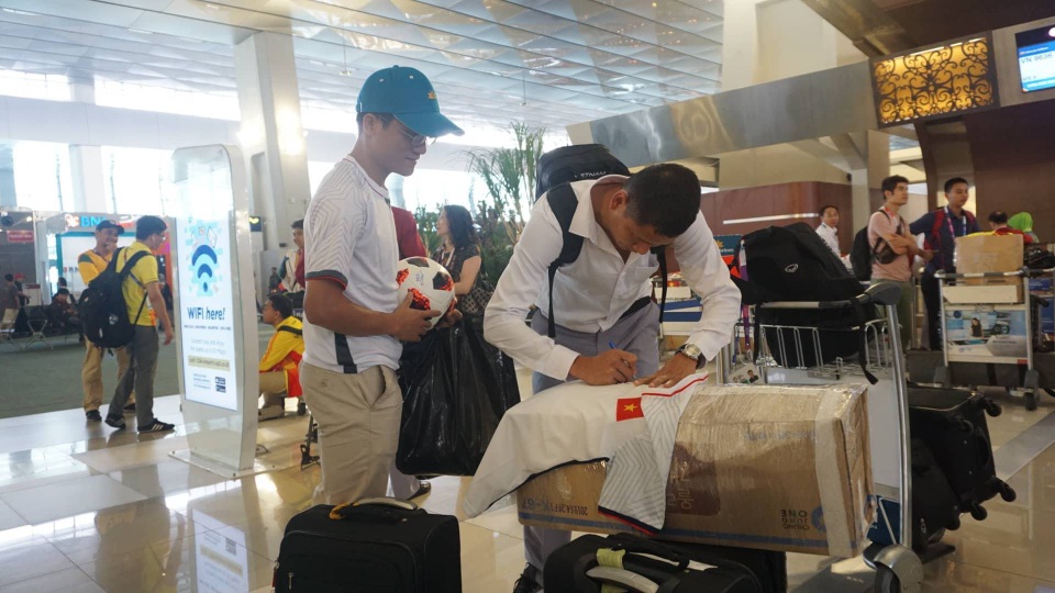 Olympic Việt Nam rời Indonesia, lên chuyên cơ về nước - 29
Anh Đức ký tặng người hâm mộ - Ảnh: Nguyễn Dương