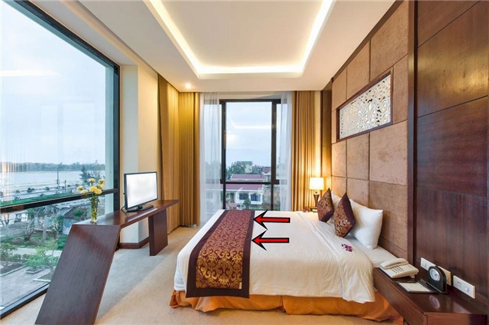 Sự thực 4 chiếc gối dư thừa, khăn trải ngang cuối giường khách sạn - 2 Chiếc khăn được trải ngang ở cuối giường khách sạn có rất nhiều tác dụng.