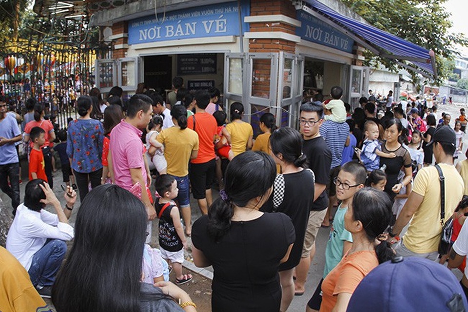 Công viên Thủ Lệ ken đặc người đi chơi lễ tranh thủ mát trời - 2 Với thời tiết khá mát mẻ và dễ chịu, thay vì chọn cách đi du lịch xa, nhiều người dân Hà Nội đã chọn cách nghỉ ngơi đơn giản, ít tốn kém tại các điểm vui chơi giải trí trong nội thành.