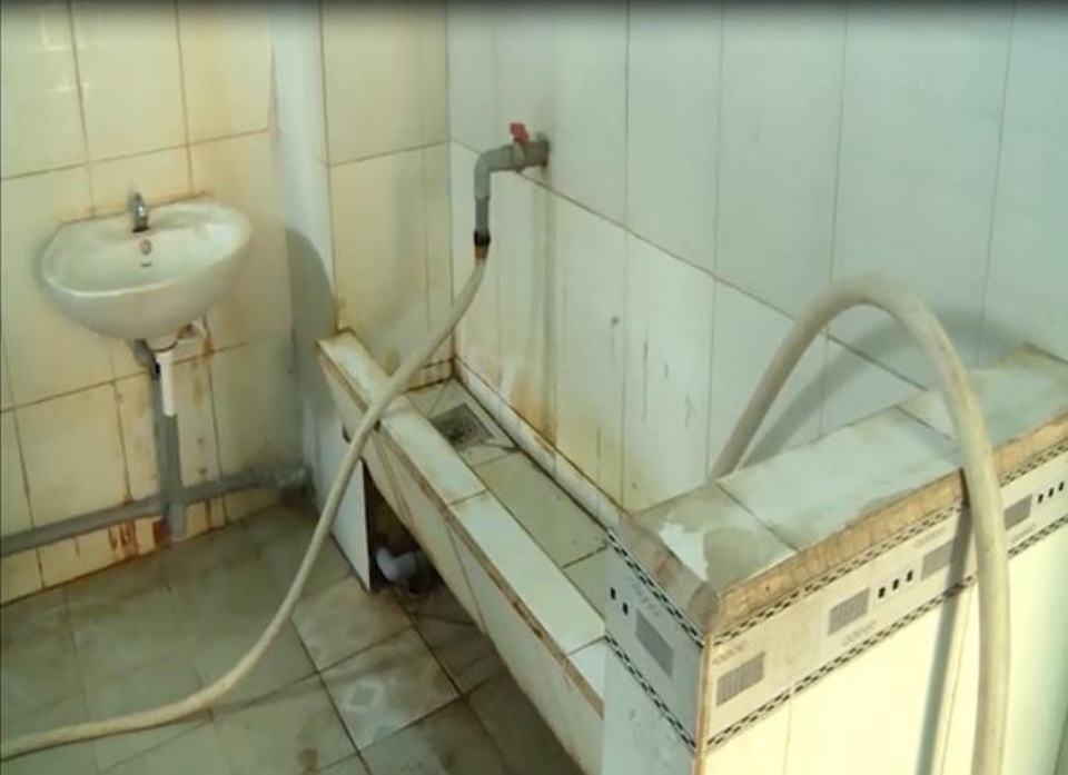 Bác sĩ cảnh báo: Hàng loạt bệnh rình rập học sinh từ nhà vệ sinh bẩn - 1
Những vệt ố vàng bám trên tường, không đủ xà phòng, vòi nước xả, mùi hôi, thối… khiến nhà vệ sinh trong trường học trở thành nỗi ám ảnh lớn của học sinh.