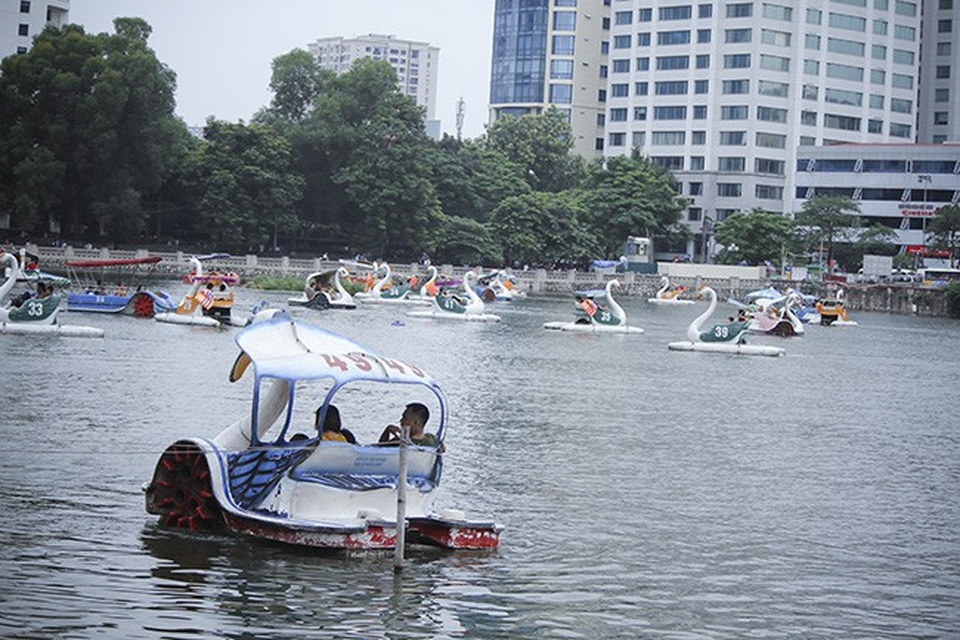 Công viên Thủ Lệ ken đặc người đi chơi lễ tranh thủ mát trời - 11 Nhiều gia đình đã đổ về Công viên Thủ Lệ cùng đạp vịt, thư giãn sau những ngày làm việc căng thẳng.