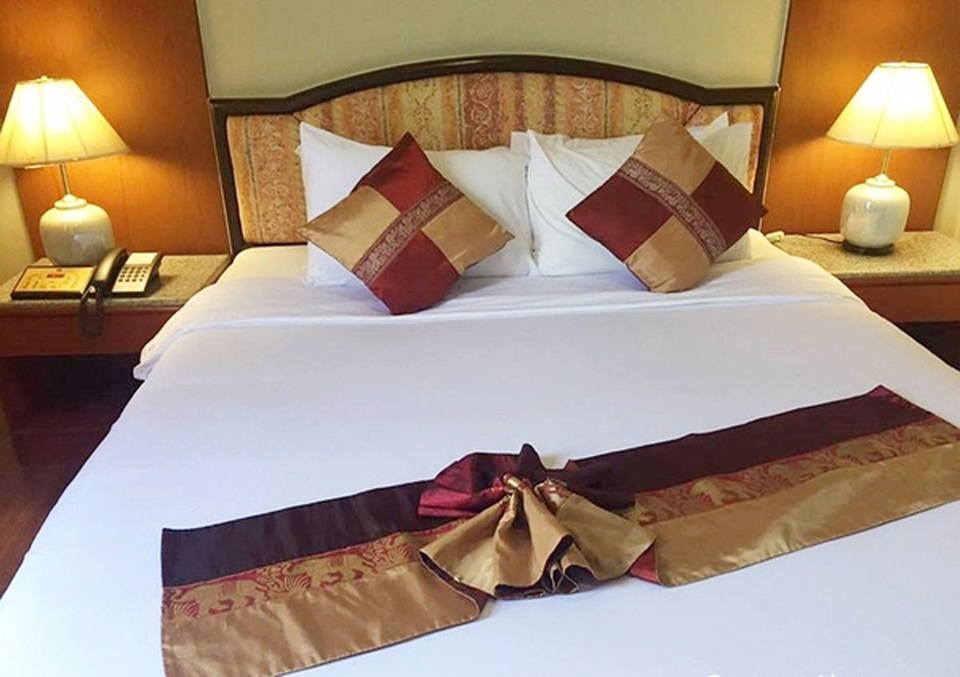 Sự thực 4 chiếc gối dư thừa, khăn trải ngang cuối giường khách sạn - 4
Việc có tới 4 chiếc gối trên giường ngủ dù chỉ có 2 người nằm bên cạnh tác dụng trang trí, còn được sắp đặt vì sức khỏe của khách hàng.