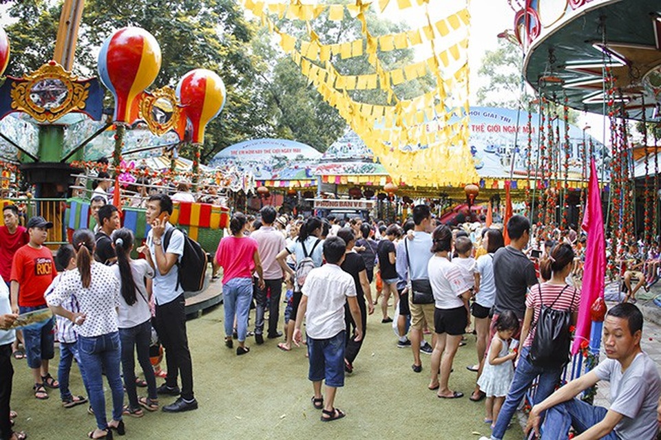 Công viên Thủ Lệ ken đặc người đi chơi lễ tranh thủ mát trời - 5 Các lối đi lại trong công viên Thủ Lệ luôn đông người. Được biết, công viên không tăng giá vé vào cửa, các dịch vụ gửi xe, đồ ăn uống... giữ nguyên giá, không có cảnh chặt chém như những năm trước.