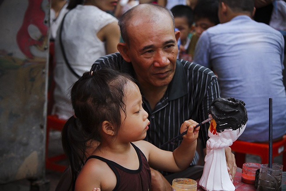 Công viên Thủ Lệ ken đặc người đi chơi lễ tranh thủ mát trời - 6 Ngoài những trò chơi như đu quay, đạp vịt,... trẻ em đến đây còn có thể thỏa sức vẽ, tô tượng.