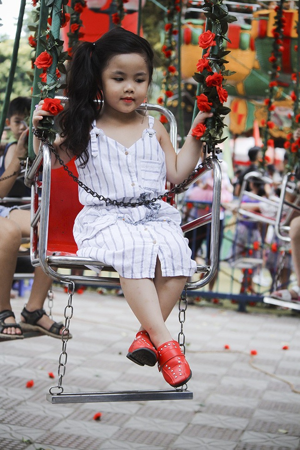 Công viên Thủ Lệ ken đặc người đi chơi lễ tranh thủ mát trời - 7 Bé Nguyễn Phạm Tú An (Nam Đồng – Đống Đa) chia sẻ: Con và mẹ chọn Công viên Thủ Lệ chơi vì ở đây có nhiều trò chơi mà con thích, ngoài ra còn có nhiều động vật dễ thương như voi, thỏ,...để con vào đùa nghịch.