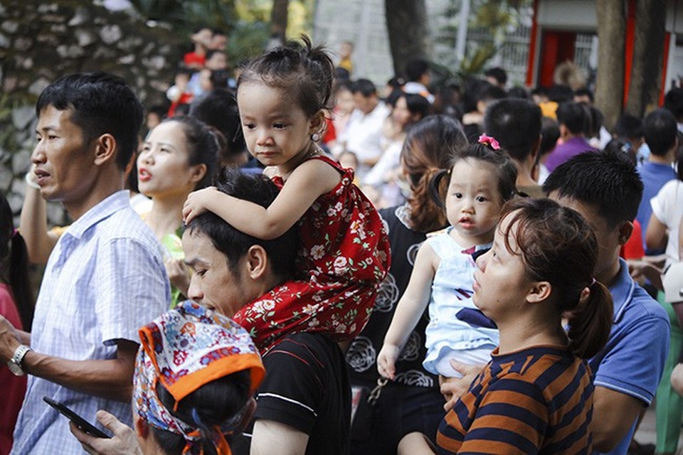 Công viên Thủ Lệ ken đặc người đi chơi lễ tranh thủ mát trời - 10 Không khí mát mẻ, trời không mưa là điều kiện lý tưởng để gia đình đưa nhau đi chơi Công viên.