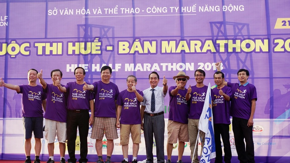 Sôi động giải bán marathon lần đầu tổ chức tại Huế - 1 Lãnh đạo tỉnh và các sở ban ngành chụp ảnh lưu niệm ở cuộc thi Huế - Bán Marathon 2018 tổ chức tại quảng trường Ngọ Môn