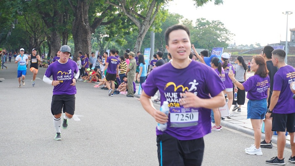 Sôi động giải bán marathon lần đầu tổ chức tại Huế - 2 Các VĐV thi sức