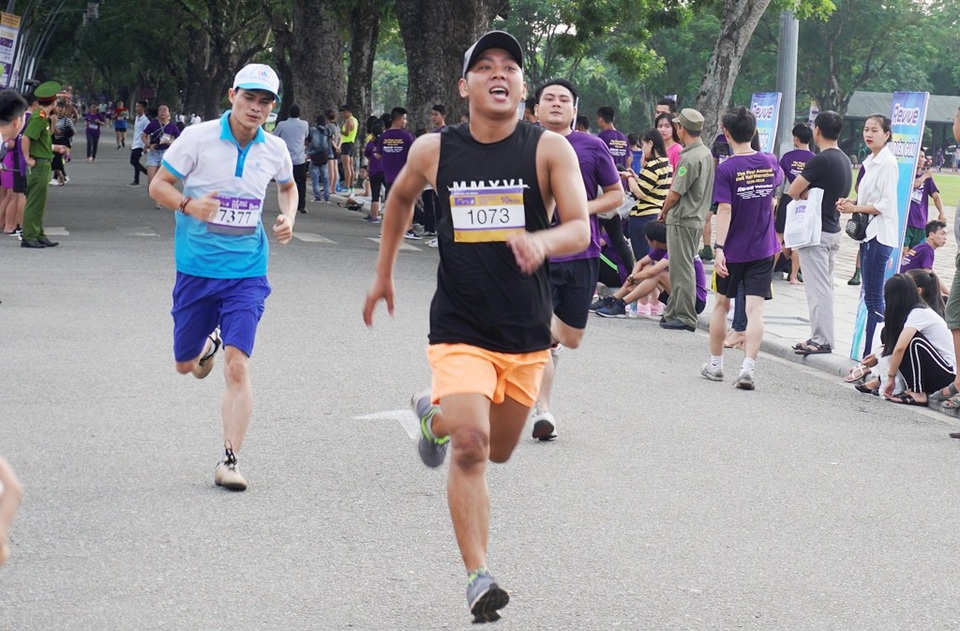 Sôi động giải bán marathon lần đầu tổ chức tại Huế - 4 Tăng tốc về đích