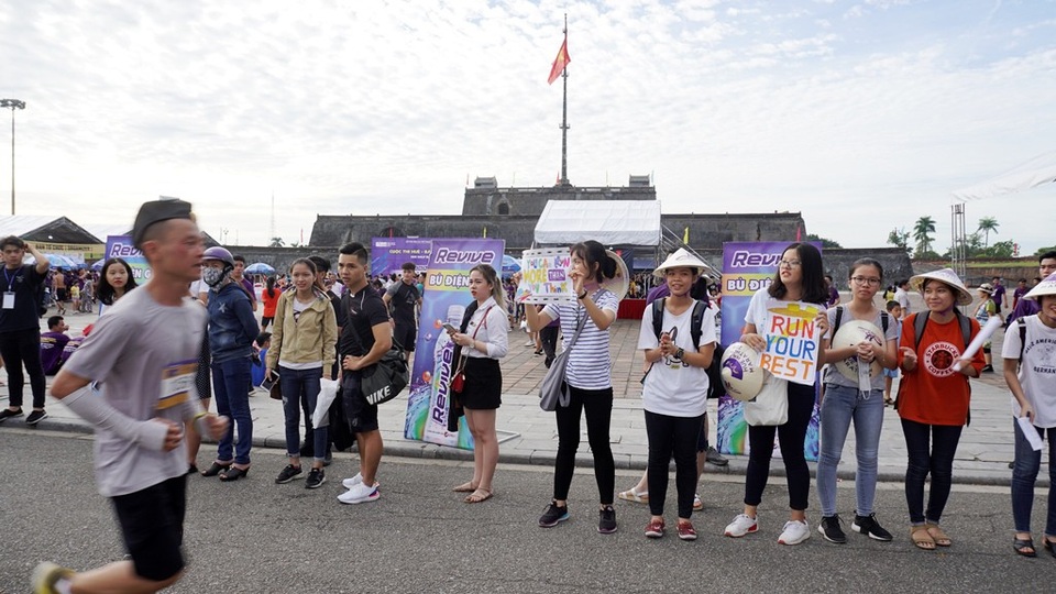 Sôi động giải bán marathon lần đầu tổ chức tại Huế - 3 Nhiều cố động viên cổ vũ nhiệt tình