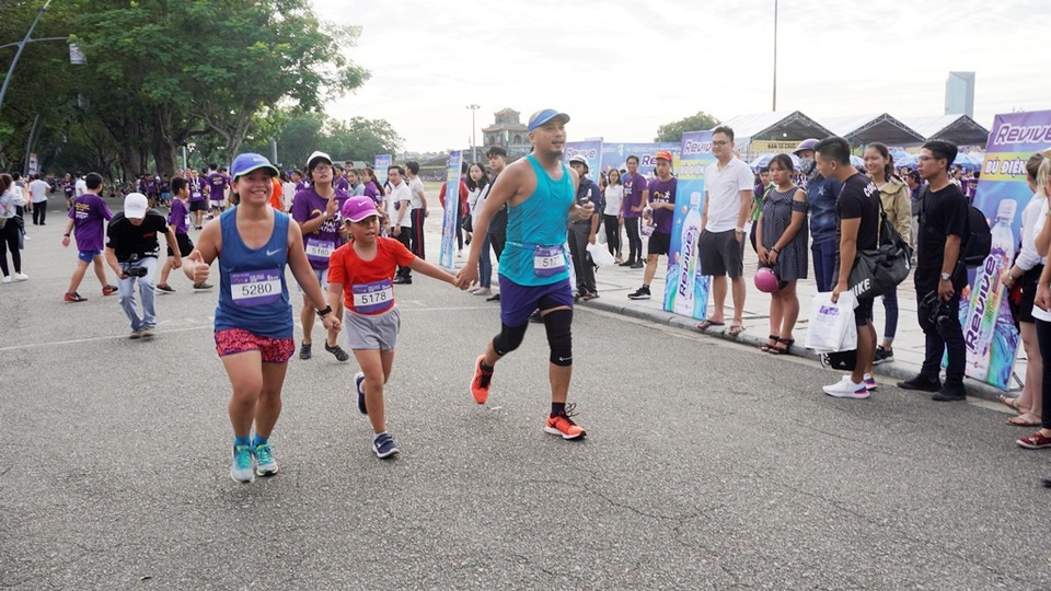 Sôi động giải bán marathon lần đầu tổ chức tại Huế - 7 Một gia đình cùng chạy quãng đường ngắn