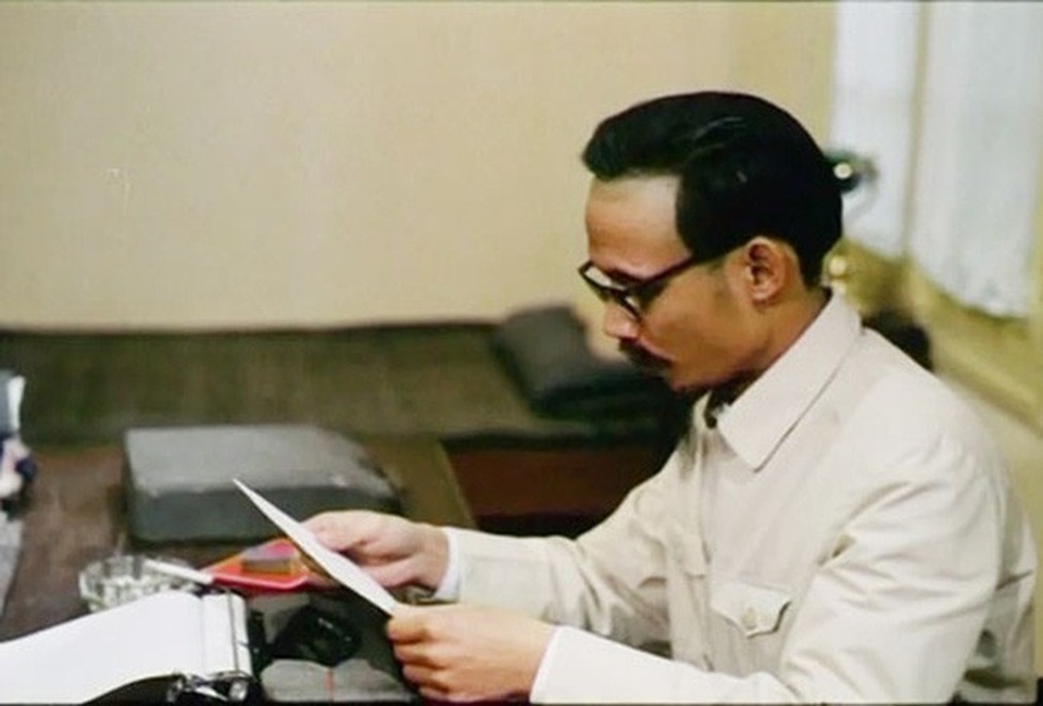 Kỷ niệm không thể quên khi hoá thân hình tượng Bác Hồ của NSƯT Tiến Hợi - 1
NSƯT Tiến Hợi hoá thân hình ảnh Bác Hồ thời trẻ trong phim Hà Nội mùa đông năm 1946.