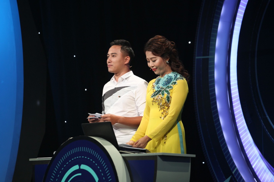 Vì sao MC nói "Chính xác" mà thí sinh Chung kết Olympia không được điểm? - 1 MC Ngọc Huy (bên trái) song hành cùng MC Diệp Chi trong trận Chung kết Đường lên đỉnh Olympia (Ảnh: Kim Bảo Ngân)