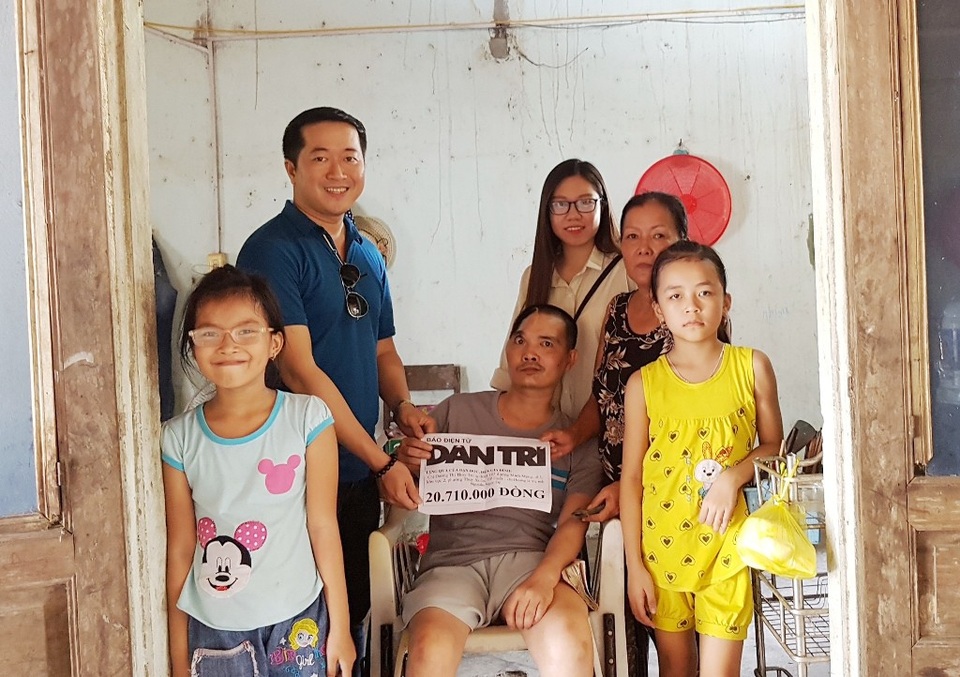 Trao hơn 20 triệu đồng đến người chồng bị tai nạn liệt nửa người, vợ bỏ đi - 3 PV trao quà nhân ái đến nhà anh Đệ dì Trang