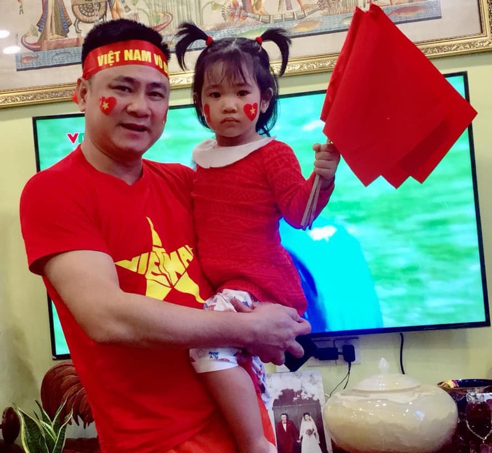 Tự Long cùng con gái diện áo in cờ đỏ sao vàng để động viên các tuyển thủ Olympic Việt Nam.