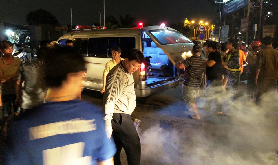 Thi thể nạn nhân bị đâm chết được đưa khỏi hiện trường.