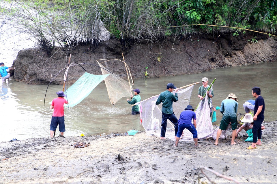 Không khí đánh bắt hải sản rất khẩn trương