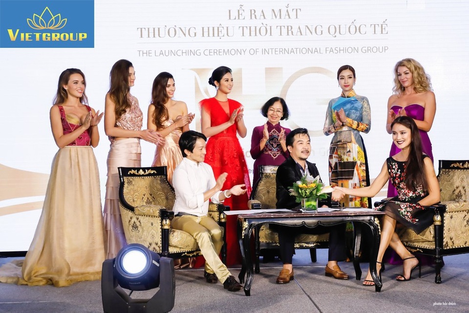 Fashiontv cafe chính thức có mặt tại Việt Nam - 1
Bà Maria Mogsolova ký kết hợp đồng thương hiệu Fashiontv cafe cho tập đoàn Vietgroup