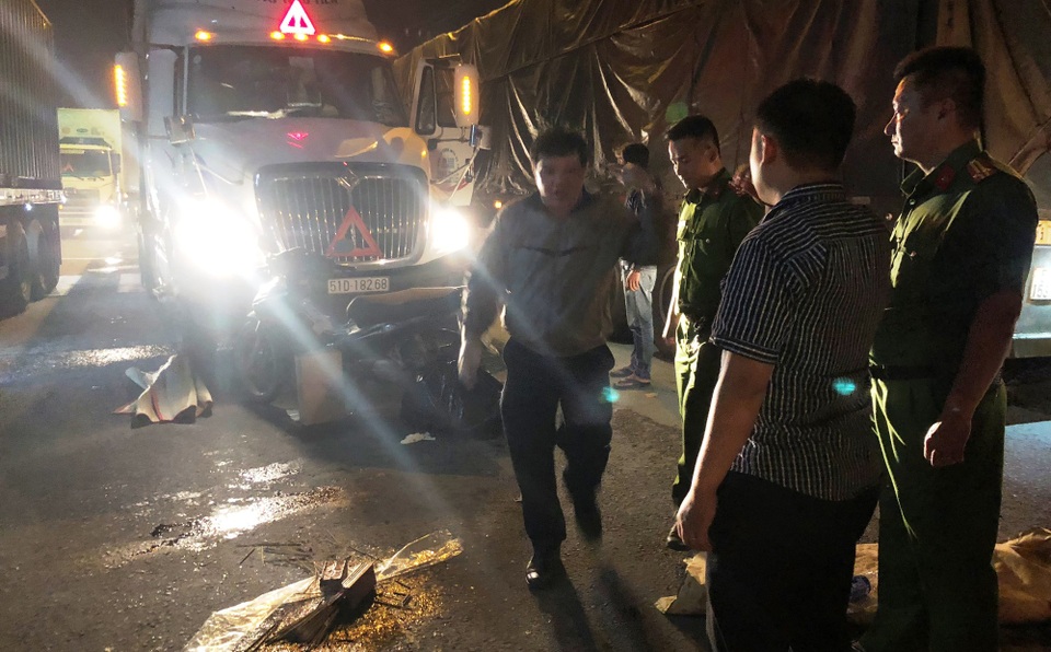 Lực lượng công an khám nghiệm hiện trường nơi người đi xe máy bị đâm chết tại chỗ.