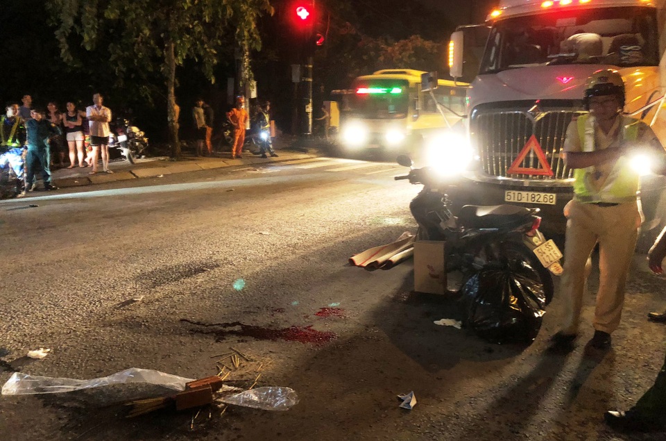 
Hiện trường nơi xảy ra vụ đánh nhau bằng dao giữa tài xế container và người đi xe máy, khiến 2 người thương vong.
