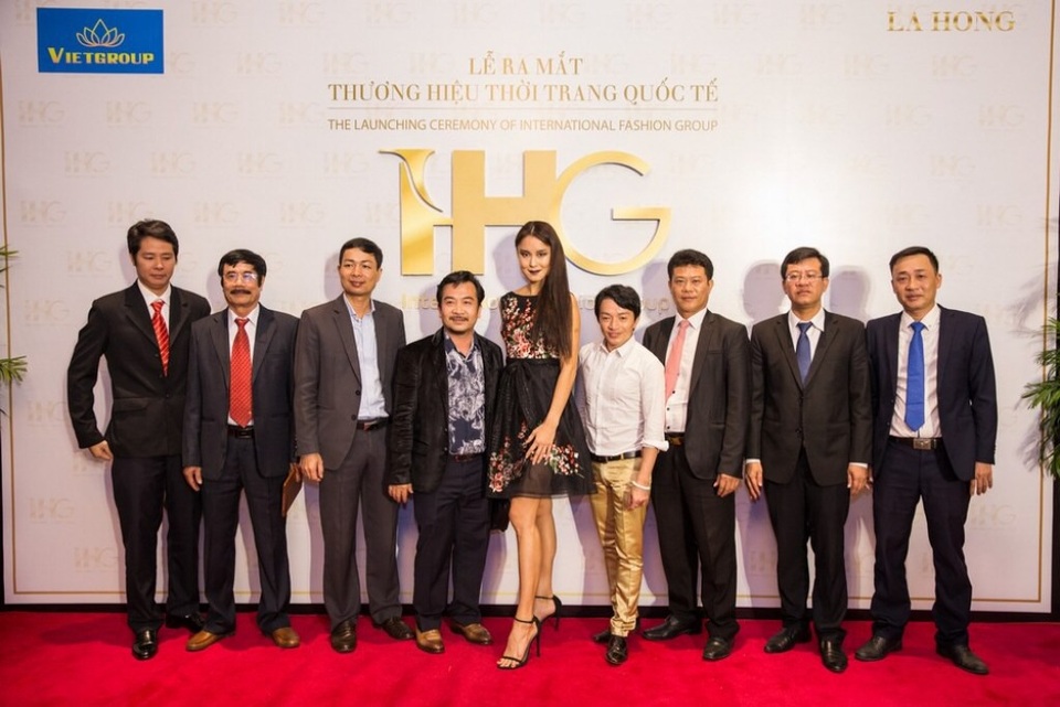 Fashiontv cafe chính thức có mặt tại Việt Nam - 3
Bà Maria Mogsolova chụp ảnh lưu niệm cùng tập thể lãnh đạo tập đoàn Vietgroup