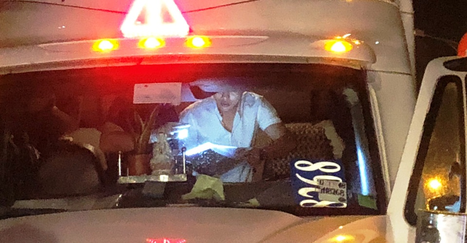 Lực lượng công an khám nghiệm bên trong cabin chiếc xe đầu kéo container.