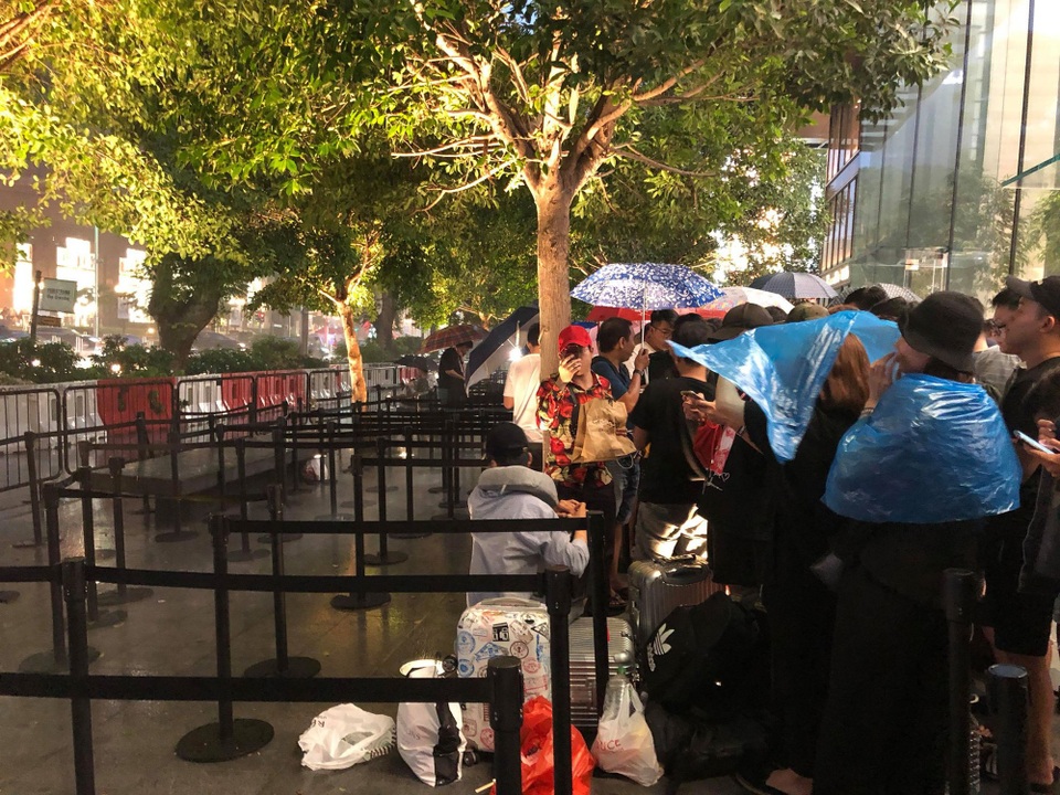 Người Việt xếp hàng mua iPhone ở Singapore bị "hành" trong cơn mưa lớn - 2 Người Việt xếp hàng mua iPhone ở Singapore bị "hành" trong cơn mưa lớn - 2