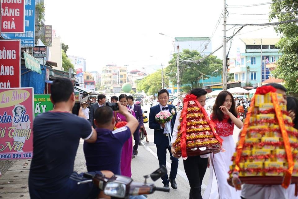 Hàng trăm người tham dự đám cưới cô dâu 61, chú rể 26 ở Cao Bằng - 3 Khoảng 11h giờ, chú rể Triệu Hoa Cương mặc vest bảnh bao, dẫn đầu đoàn rước dâu đến nhà gái.