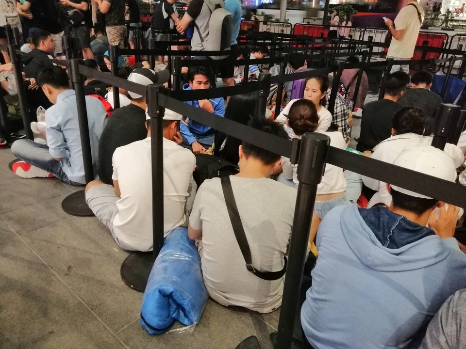 Người Việt xếp hàng mua iPhone ở Singapore bị "hành" trong cơn mưa lớn - 8 Người Việt xếp hàng mua iPhone ở Singapore bị "hành" trong cơn mưa lớn - 8