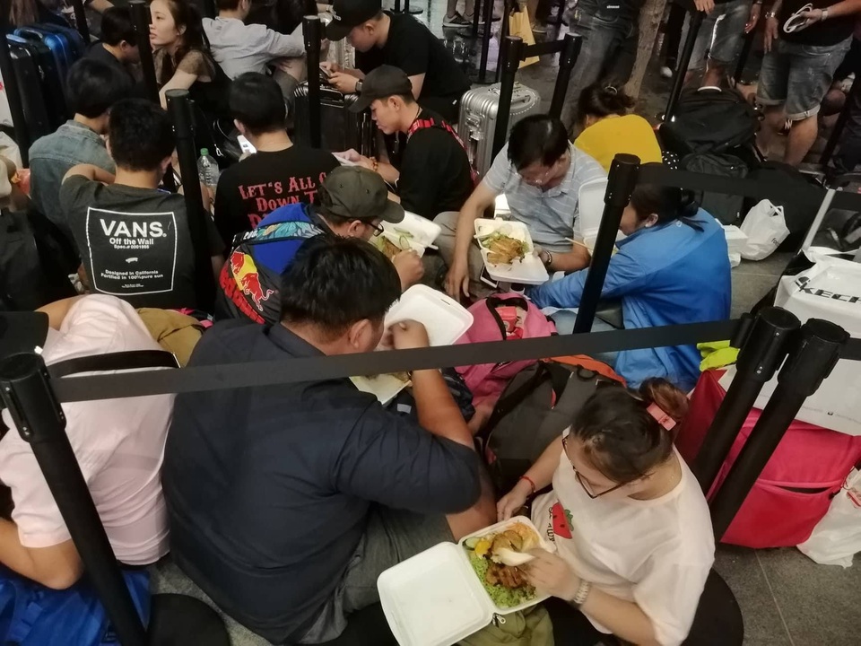 Người Việt xếp hàng mua iPhone ở Singapore bị "hành" trong cơn mưa lớn - 7 Người Việt xếp hàng mua iPhone ở Singapore bị "hành" trong cơn mưa lớn - 7