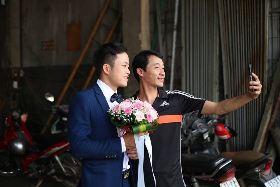 Hàng trăm người tham dự đám cưới cô dâu 61, chú rể 26 ở Cao Bằng - 13 Một người dân tranh thủ chụp ảnh kỷ niệm với chú rể trẻ tuổi. Được biết, hiện tại, Cương làm công nhân cho các công trình xây dựng, còn chị Sao vẫn duy trì công việc spa và kinh doanh cà phê. Cả hai dự tính, sau khi tổ chức đám cưới xong sẽ dọn hẳn về ở tại nhà riêng ở TP. Cao Bằng để tiện việc kinh doanh.