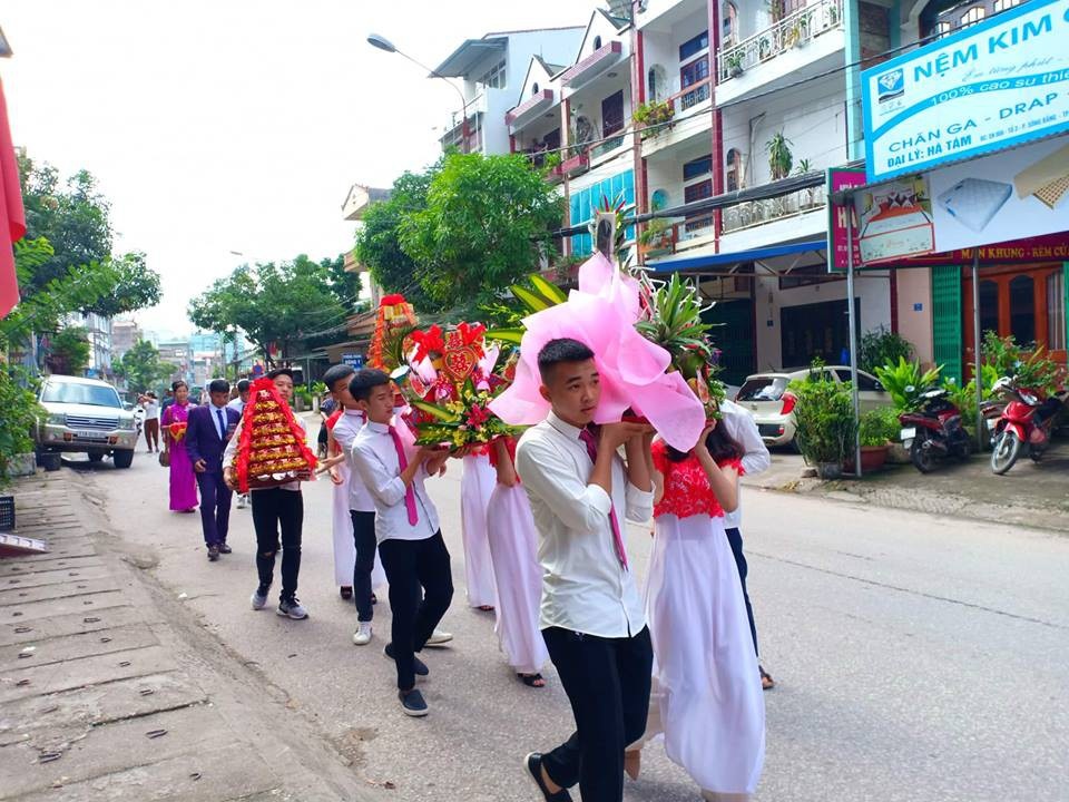 Hàng trăm người tham dự đám cưới cô dâu 61, chú rể 26 ở Cao Bằng - 1 Đám cưới cặp đôi Lê Thị Thu Sao (61 tuổi) và chú rể Triệu Hoa Cương (26 tuổi) được tổ chức tại Cao Bằng nhận được sự chú ý đặc biệt của dư luận. Đây có lẽ là đám cưới đặc biệt, chuyện tình kỳ lạ nhất từ trước đến nay. Thời điểm tổ chức hôn lễ, cô dâu đã bước sang tuổi 61 còn chú rể mới 26 tuổi.