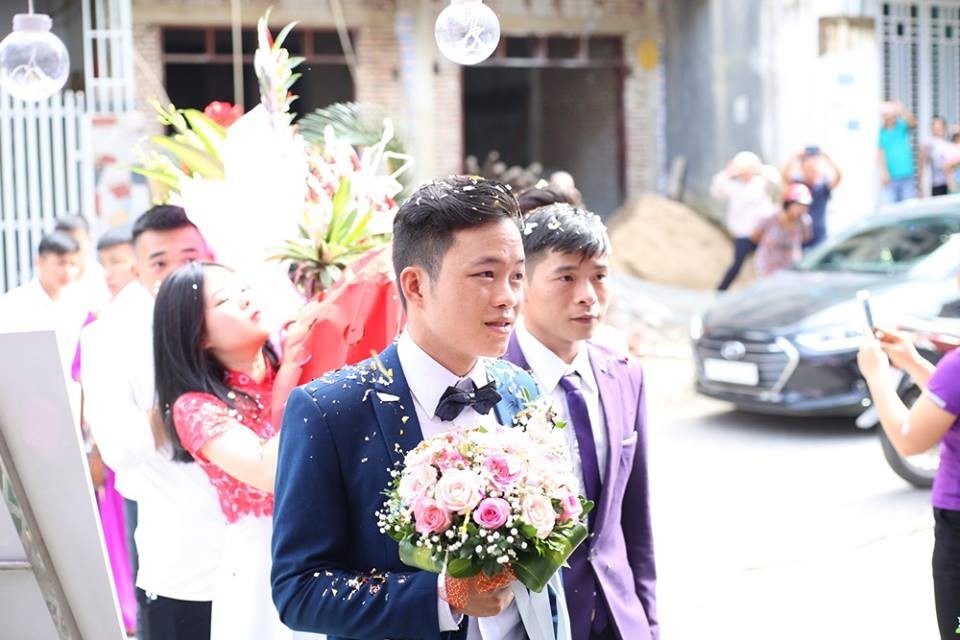 Hàng trăm người tham dự đám cưới cô dâu 61, chú rể 26 ở Cao Bằng - 4 Khuôn mặt chú rể không giấu nổi căng thẳng, hồi hộp. Đám cưới của cặp đôi sẽ được tổ chức theo cả nghi thức cưới hiện đại và phong tục truyền thống của người dân tộc Dao.