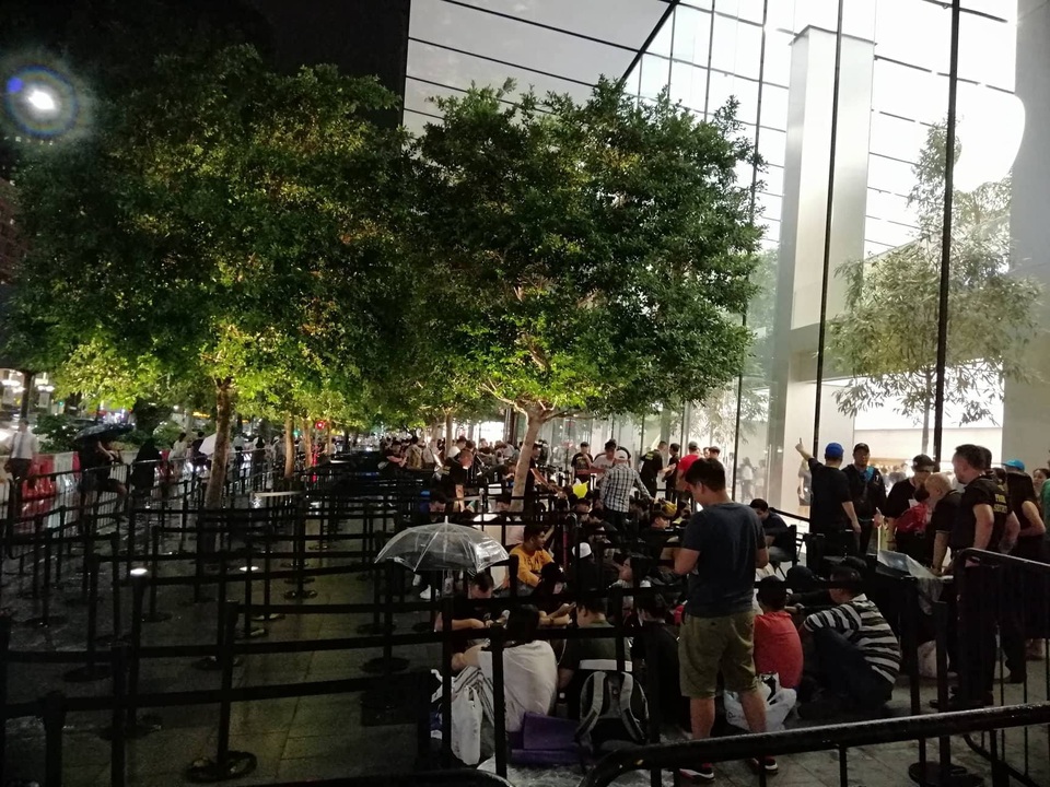 Người Việt xếp hàng mua iPhone ở Singapore bị "hành" trong cơn mưa lớn - 5 Người Việt xếp hàng mua iPhone ở Singapore bị "hành" trong cơn mưa lớn - 5