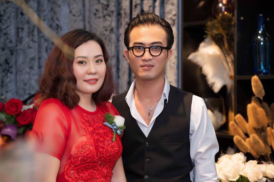 Kim Oanh Phan xuất hiện rạng rỡ bên cạnh “Táo Kinh tế” Quang Thắng - 3 Tối 19/9, tham gia một sự kiện giải trí ở Hà Nội, Kim Oanh Phan hội ngộ dàn sao như: Vân Dung, Quang Thắng, Công Lý và cặp đôi của bộ phim Quỳnh búp bê - Doãn Quốc Đam và Thu Quỳnh. Kim Oanh Phan xuất hiện rạng rỡ trong chiếc đầm đỏ của NTK Hà Duy. Đây cũng là dịp hiếm hoi cô xuất hiện tại sự kiện giải trí.